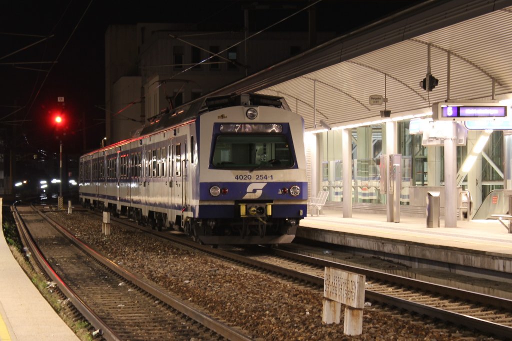 4020 254 nach beendigung der fahrt als R 2497 von Laa an der Thaya (Laa) im Bahnhof Wien Floridsdorf (F); am 14.08.2011
