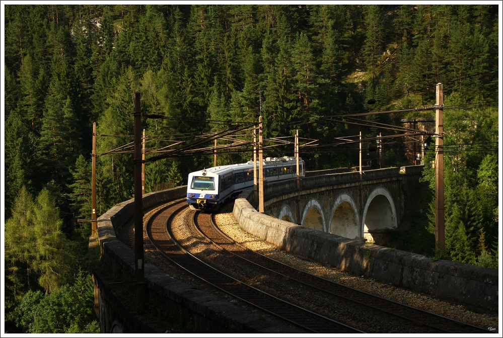 4020 276 f�hrt als R 2965 von Payerbach-Reichenau nach M�rzzuschlag.
Kalte Rinne Breitenstein 21.08.2010