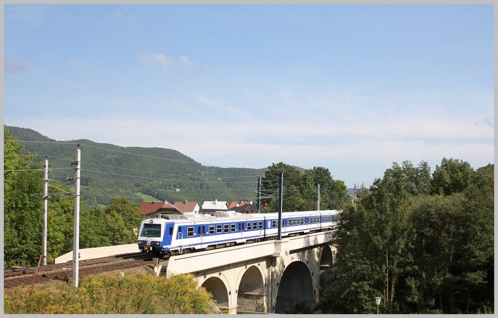 4020 285 fhrt als R 2964 ber den Payerbachgraben-Viadukt. 18.09.11