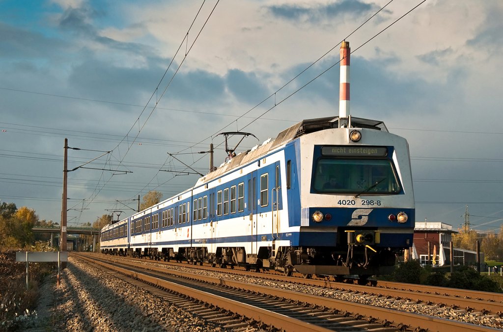 4020 298 ist vor dem EVN-Wrmekraftwerk zwischen Korneuburg und der Haltestelle Bisamberg unterwegs. Die Aufnahme entstand am 20.10.2010.