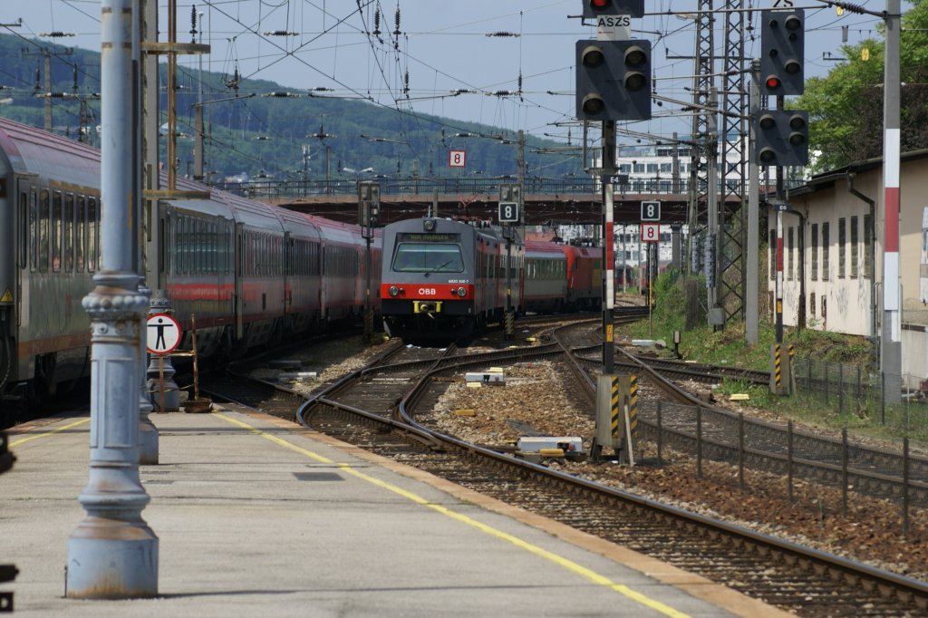 4020 300 f�hrt als S45 kommend aus Wien H�tteldorf in Penzing ein. Im Hintergrund sieht man die 1116 061  GySEV  mit dem IC640 nach Salzburg. 24.5.2010