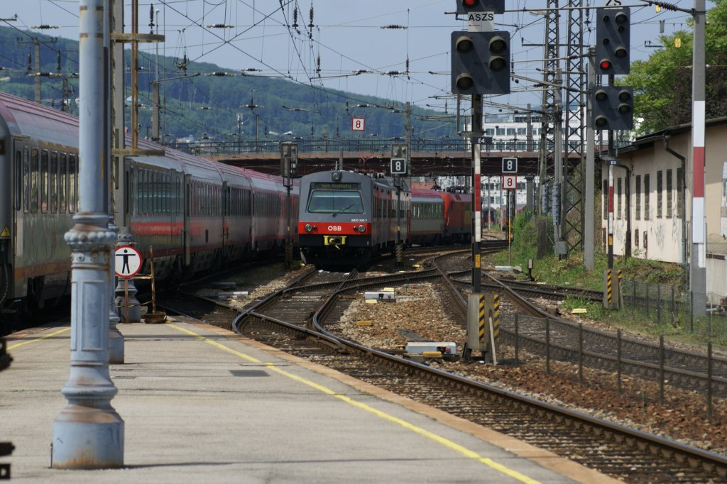 4020 300 fhrt als S45 kommend aus Wien Htteldorf in Penzing ein. Im Hintergrund sieht man die 1116 061  GySEV  mit dem IC640 nach Salzburg. 24.5.2010