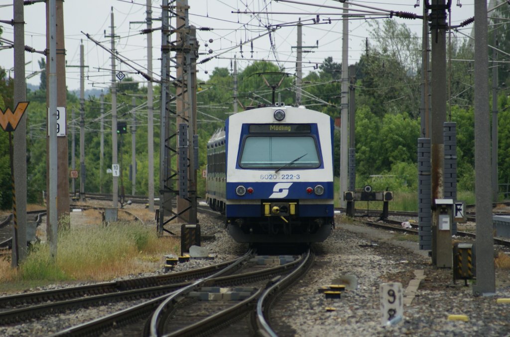 4020 301 und 4020 222 fahren als S9 aus Liesing gerade aus und werden bald ihren Endbahnhof Mdling erreichen. 24.5.2010