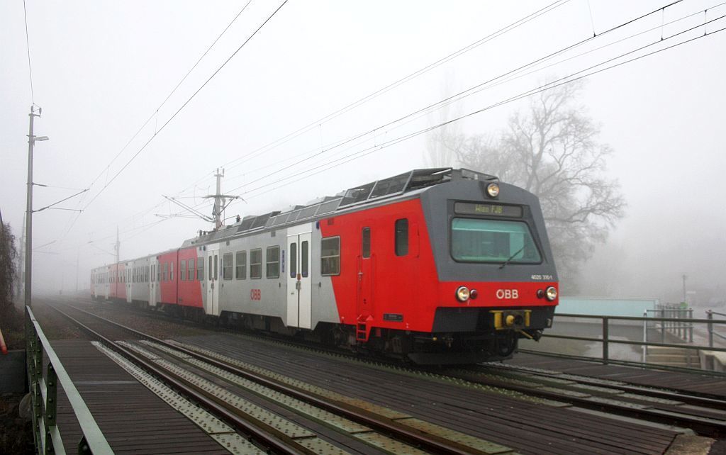 4020 310-1 befhrt als R 2177 (Sigmundsherberg-Wien FJB) aus dem Nebel kommend die Weidlingbachbrcke/Klosterneuburg. 17.01.11