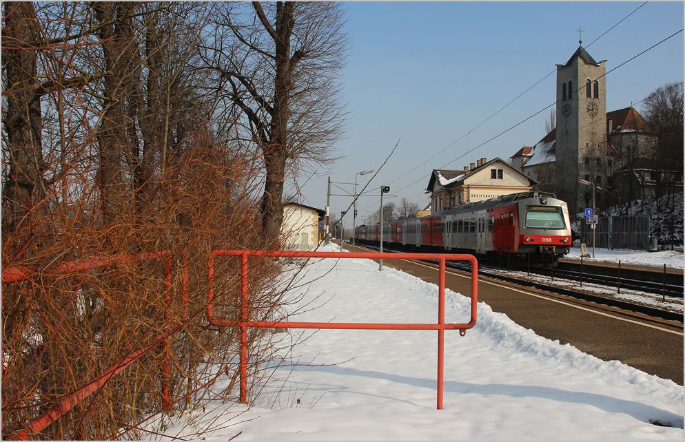 4020 - Doppeleinheit am 17. Februar 2013 als R 2164 bei der Durchfahrt in Greifenstein-Altenberg.