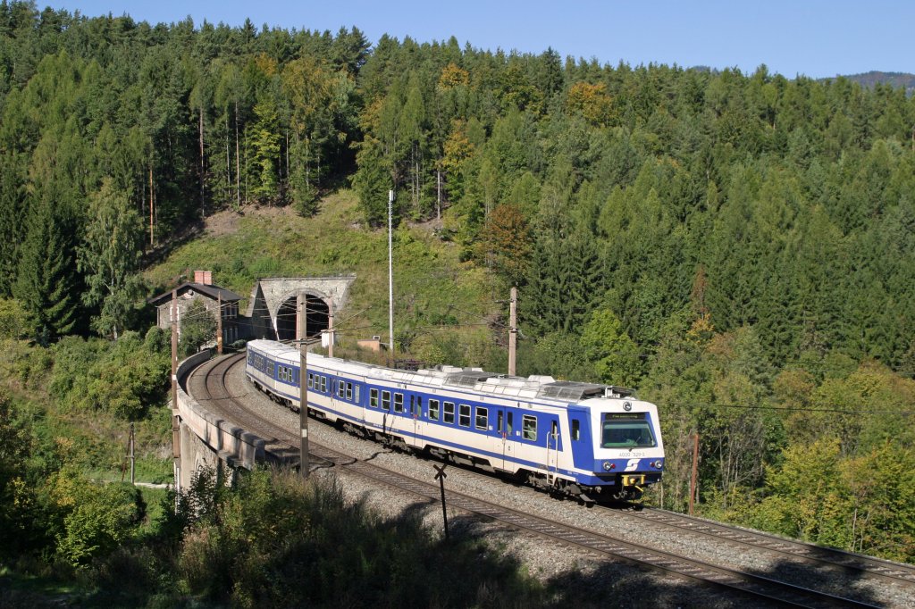 4020.229 als Reg. befhrt den Hllgraben-Viadukt bei Eichberg. 2.10.11