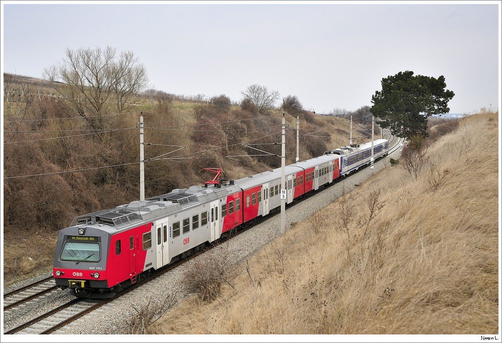 4020.319 mit der S9 Richtung Wr. Neustadt; Bei Guntramsdorf-Sdbahn, 6.3.2010.