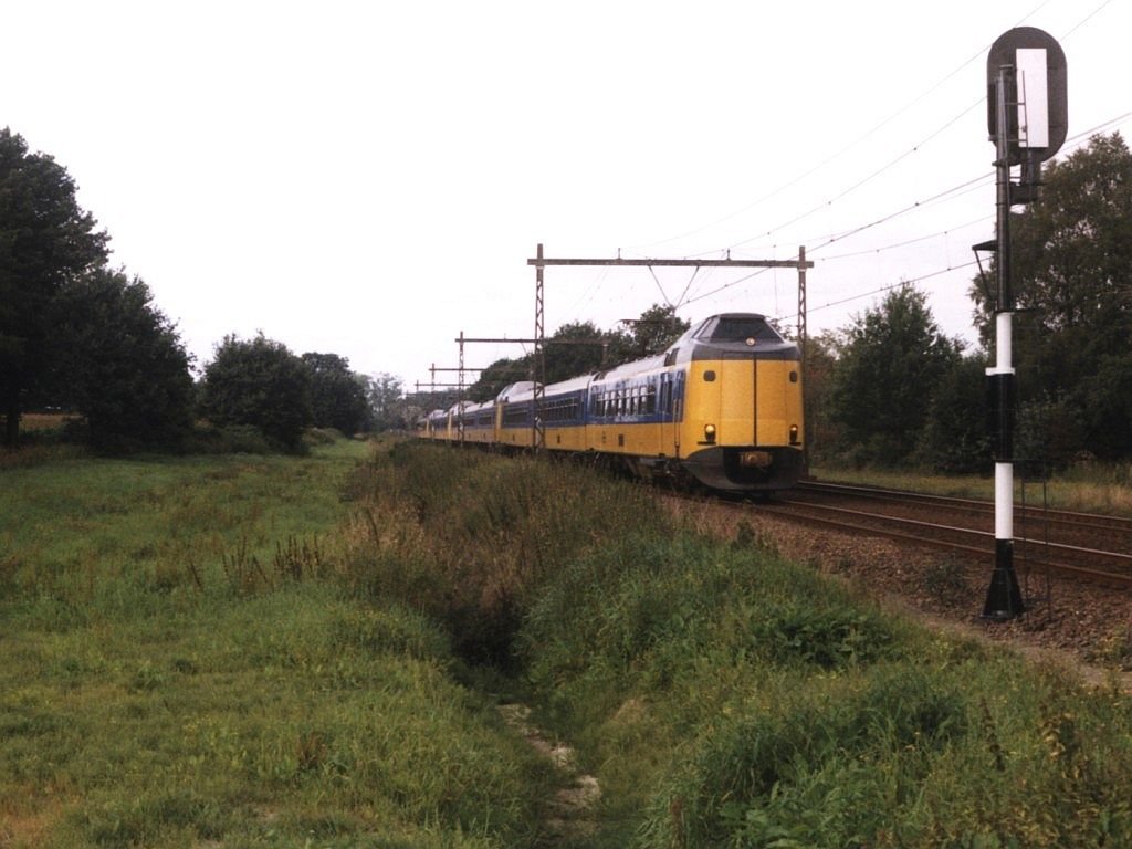 4022 + 4017 + 4044 + 4091 als Intercity 21731 Den Haag CS-Enschede bei Harselaar am 19-8-1998. Bild und scan: Date Jan de Vries.