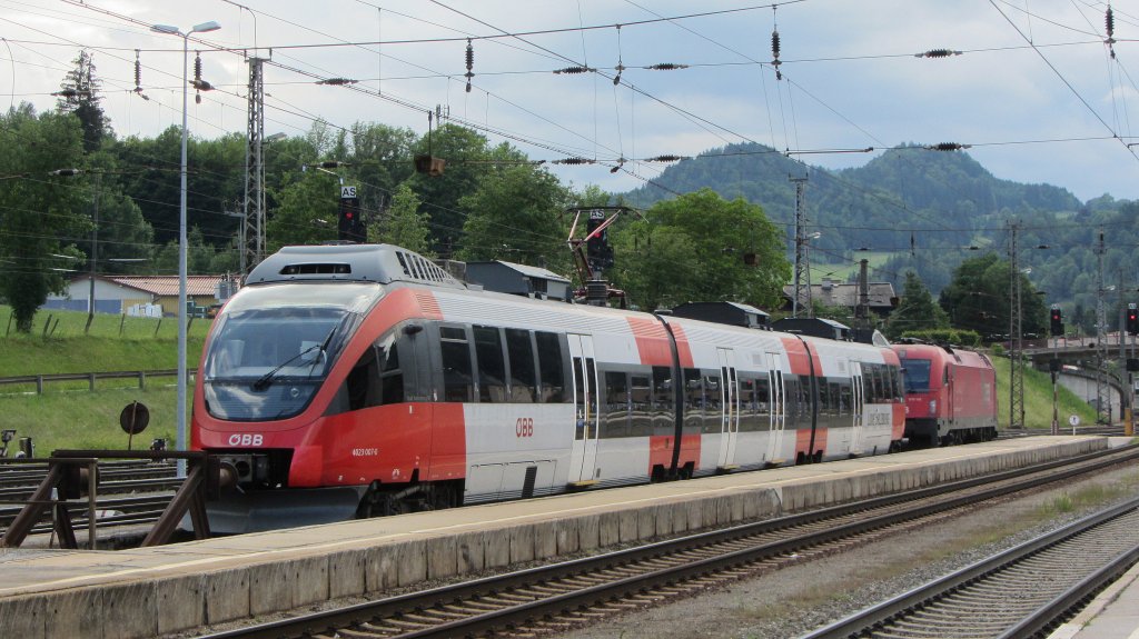 4023 007 und eine 1216 abgestellt in Schwarzach-St.Veit am 30.6.2013.