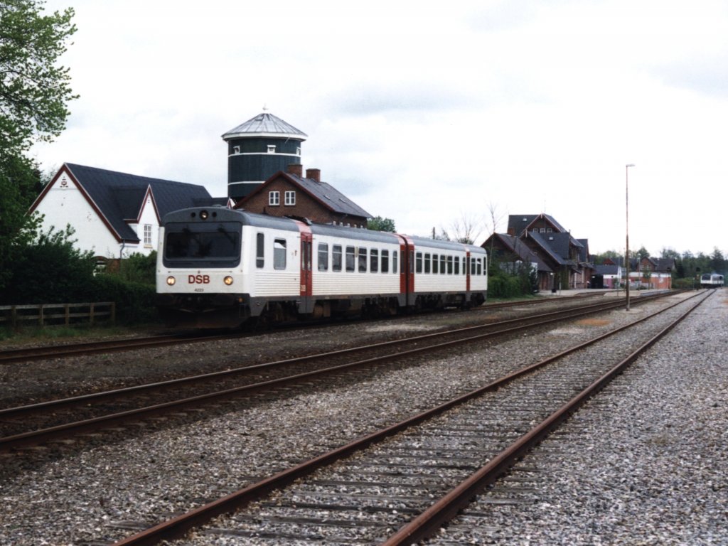 4023/4213 mit Zug Gren-rhus auf Bahnhof Ryomgrd am 15-5-1999. Bild und scan: Date Jan de Vries.