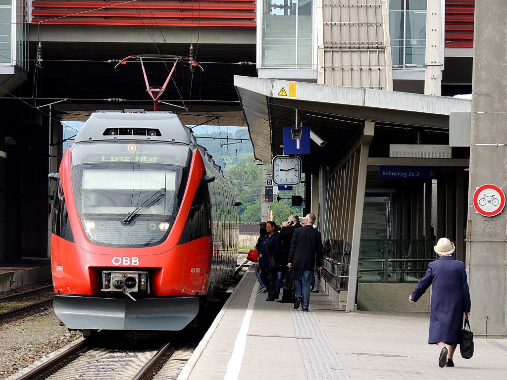 4024 010-3 als R3646; und das emsige Treiben am Bahnhof Steyr; 120606