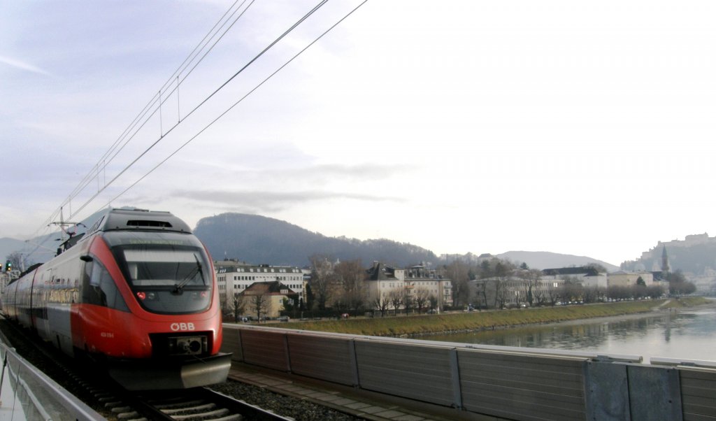 4024 018-6 berquert als S3 Richtung Salzburg Hbf die Salzachbrcke. 
1.1.2010
