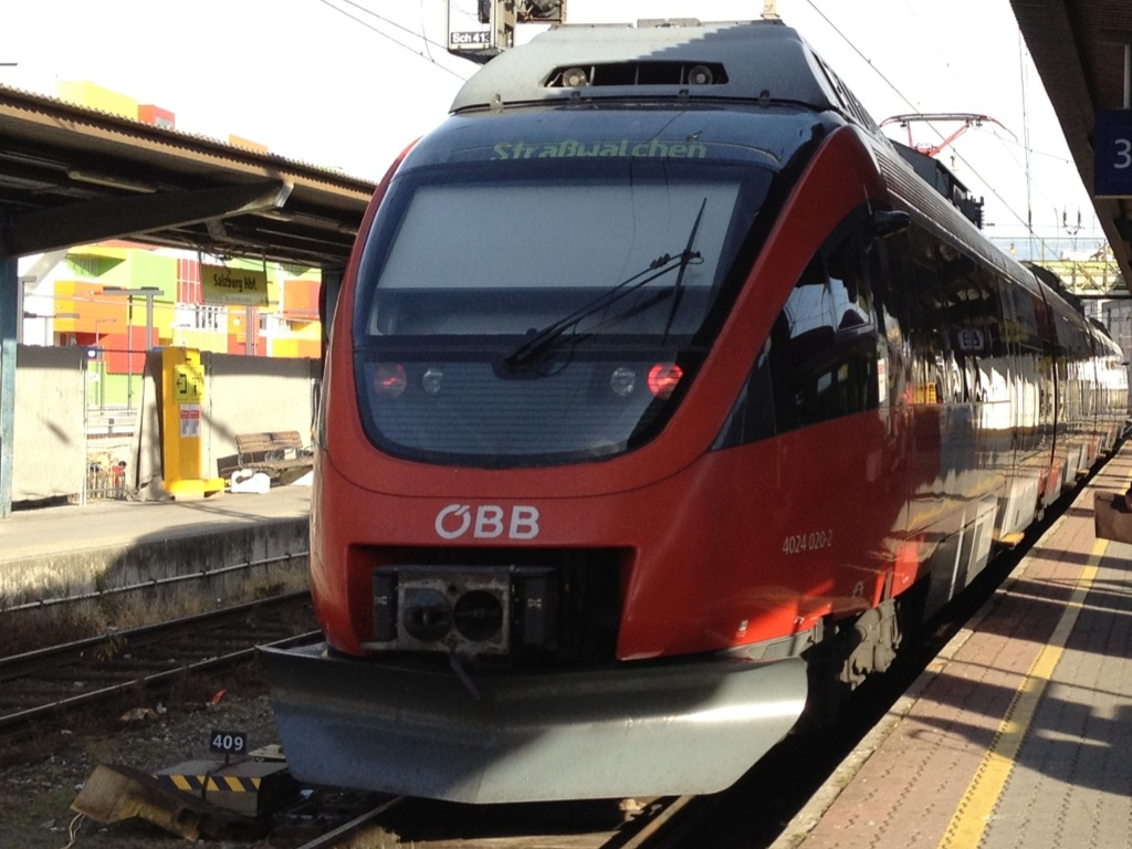 4024 020 als S2 (Salzburg Hbf-Strawalchen) in Salzburg Hbf.(9.12.2011)