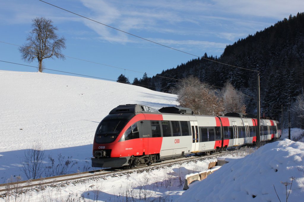 4024 052-5 unterwegs auf der Phyrnbahn, zwischen Ro�leithen und Windischgarsten.