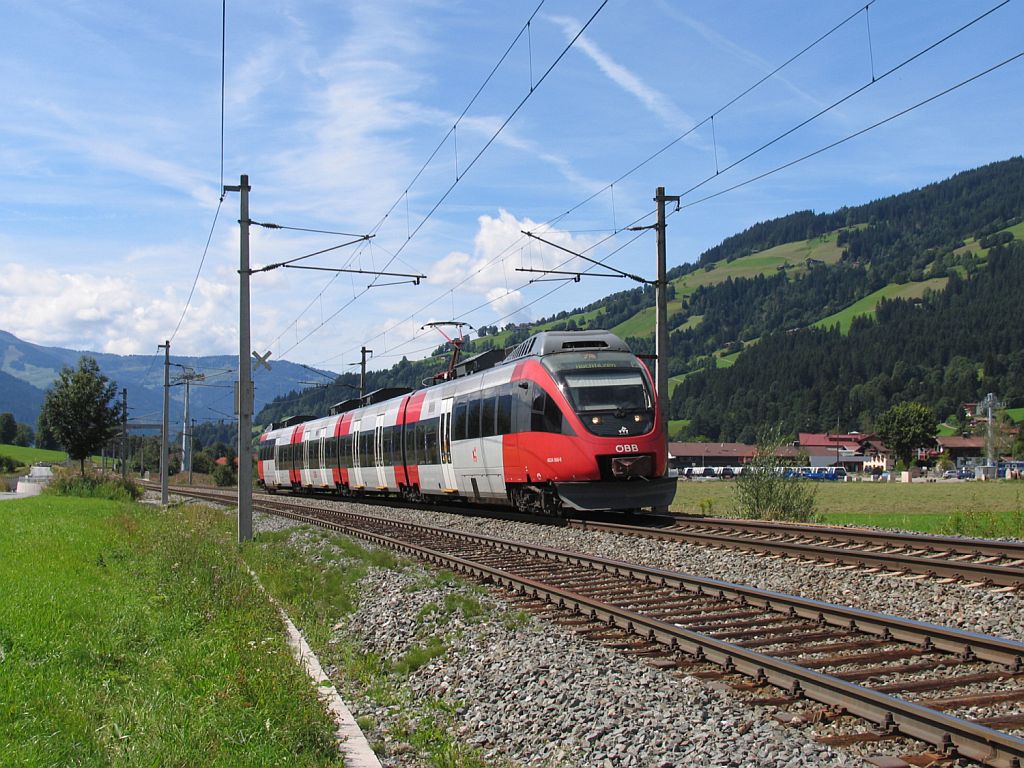 4024 060-8 mit einem Regionalzug aus W�rgl Hbf bei Brixen im Thale am 26-8-2008.
