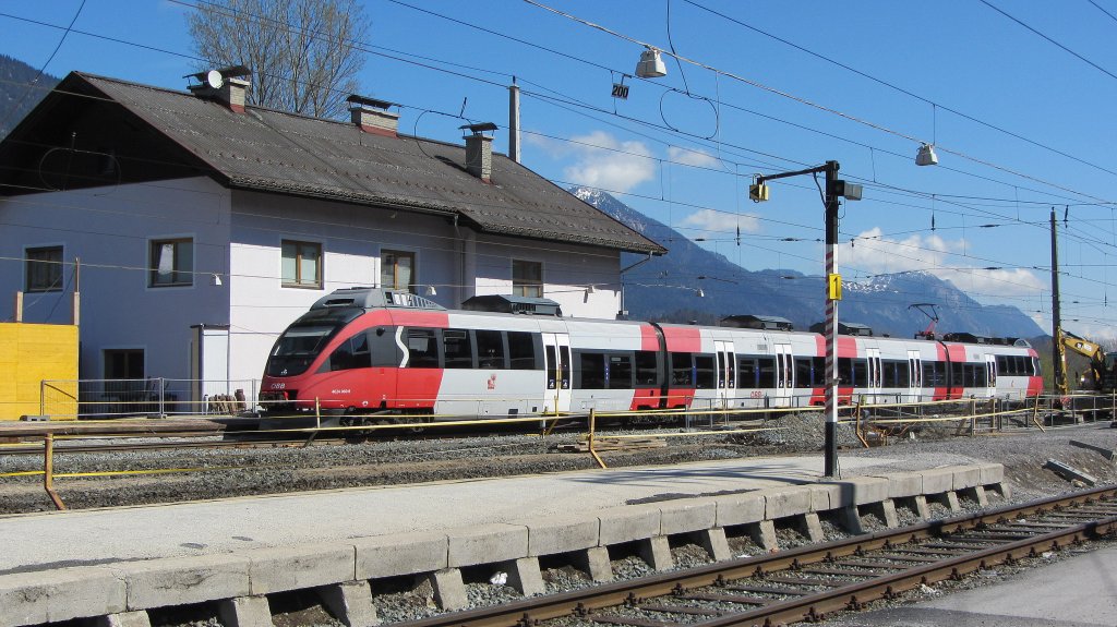 4024 060 kmpft sich am 21.4.2012 als REX 5214 von Kufstein nach Brennero/Brenner durch das Baugeschehen im Bahnhof Brixlegg.