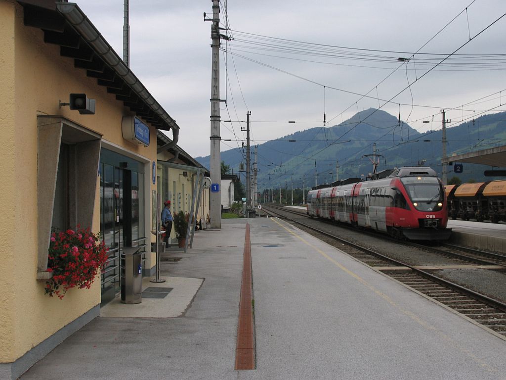 4024 070-7 mit S6 5035 Wrgl Hauptbahnhof-Hochfilzen auf Bahnhof Kirchberg im Tirol am 18-8-2010.