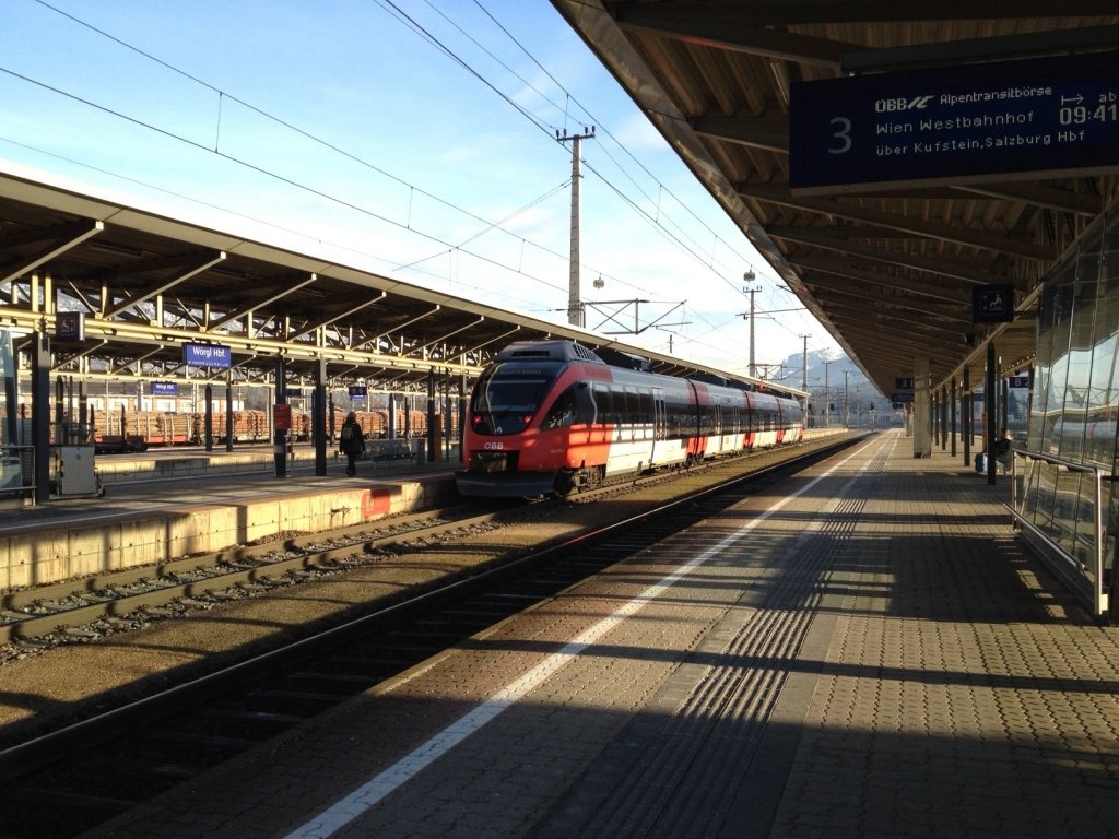 4024 075 als S1 (Telfs-Pfaffenhofen-Kufstein) in Wrgl Hbf.(9.12.2011)