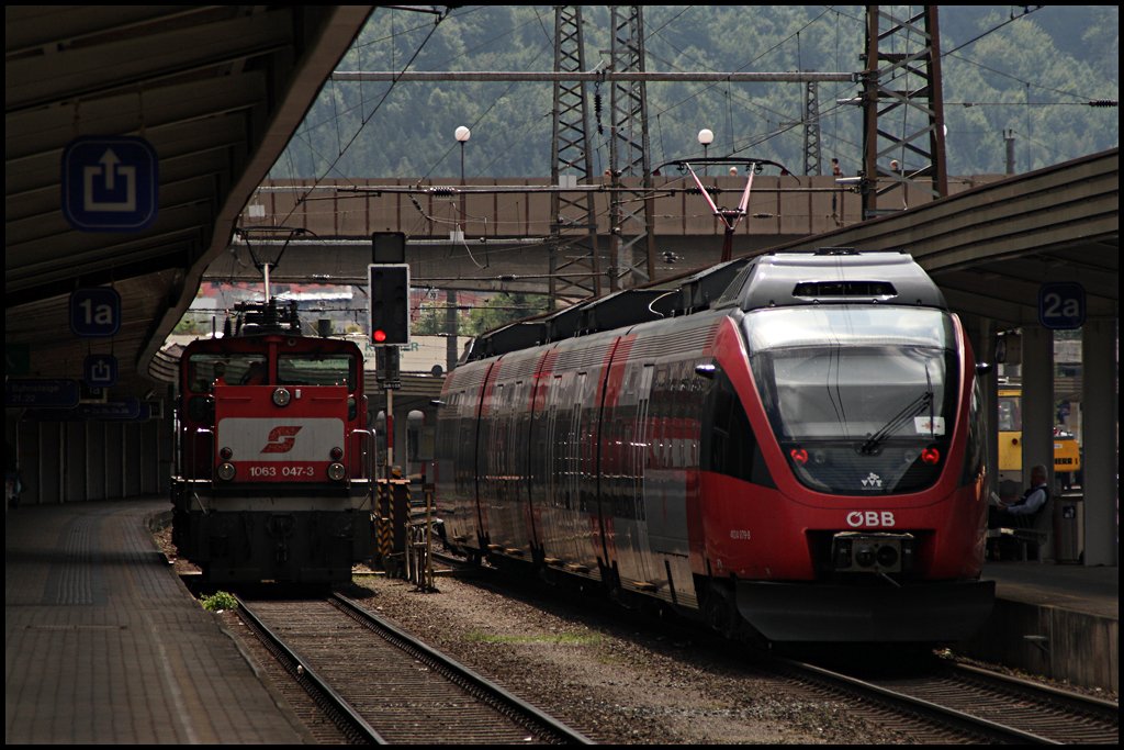 4024 079 erreicht auf dem Weg von Rosenheim nach Telfs-Pfaffenhofen den Bahnhof Kufstein und trifft die 1063 047. (11.08.2009)

