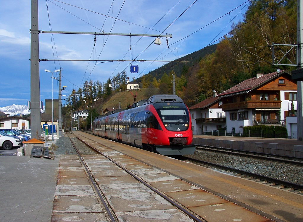 4024 088-9 fhrt am 30.Oktober 2010 von Innsbruck kommend, Bergauf zum Brennerbahnhof.