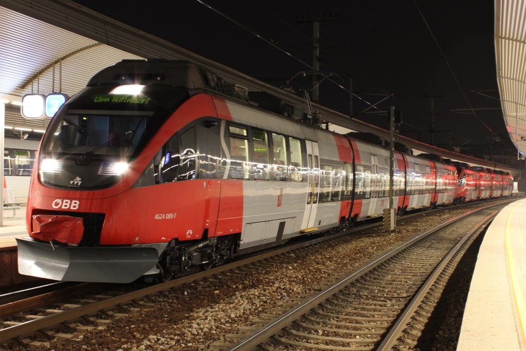 4024 089 mit 4124 022 „Pannoniabahn“ auf der Fahrt als S 15 28841 „Therme Laa“ von Laa an der Thaya (Laa) nach Wien Htteldorf, hier zum sehen im Bahnhof Wien Floridsdorf; am 12.10.2012
