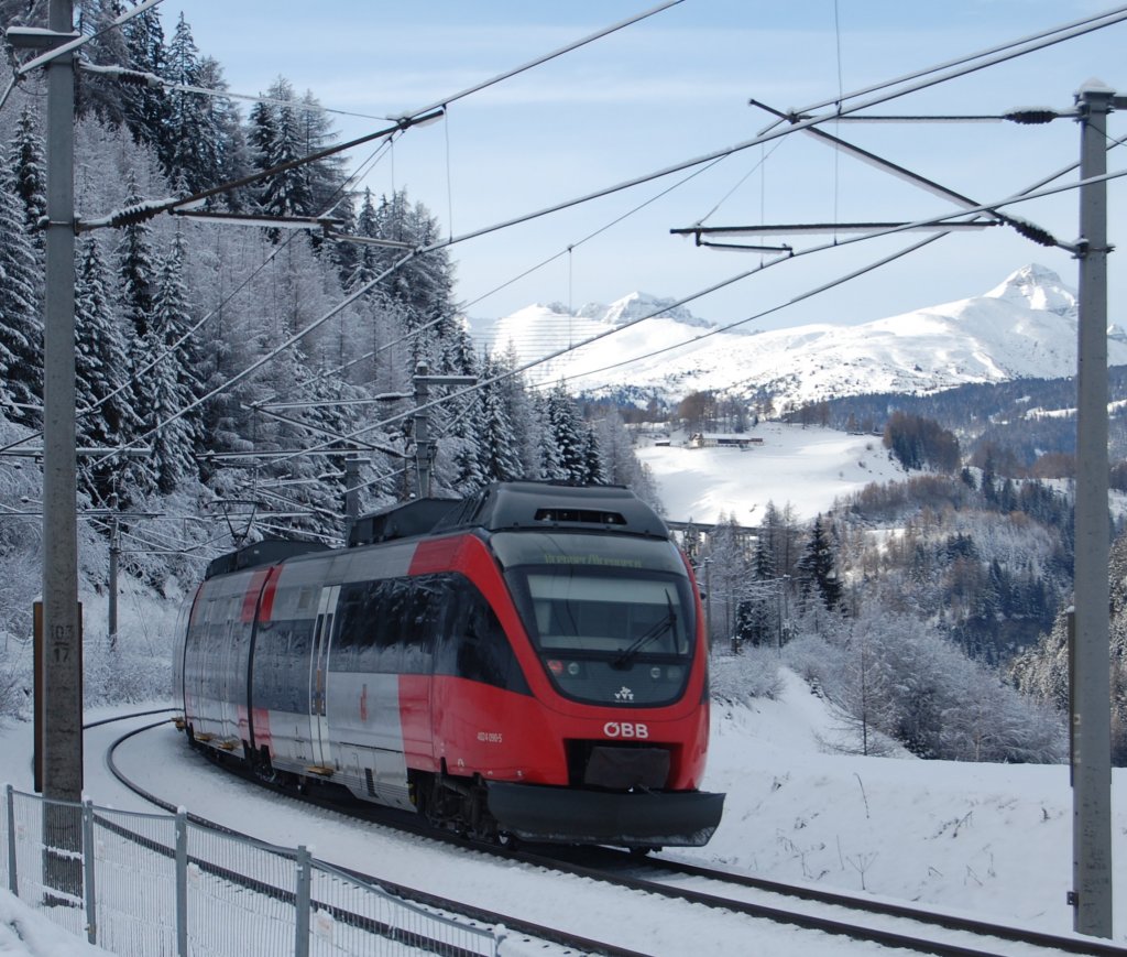 4024 090-5 ist als S4 Innsbruck-Brennero/Brenner kurz hinter der Schleife St.Jodok vor der herrlich verschneiten Bergkulisse nach Gries a. Br., dem letzten Halt vor dem Endbahnhof, unterwegs. 27.12.2009