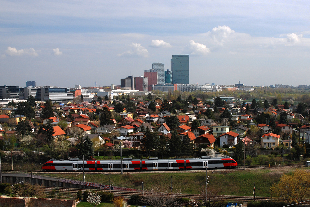 4024 102 hat als S6 Richtung Wiener Neustadt soeben Wien Meidling verlassen und f�hrt vor der Kulisse des Wienerbergs Richtung S�den. Die Aufnahme entstand am 06.04.2008.