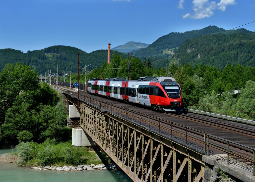 4024 110 nach Schwarzach-St. Veit am 16.06.2012 bei der berquerung der Salzach nahe Golling-Abtenau.