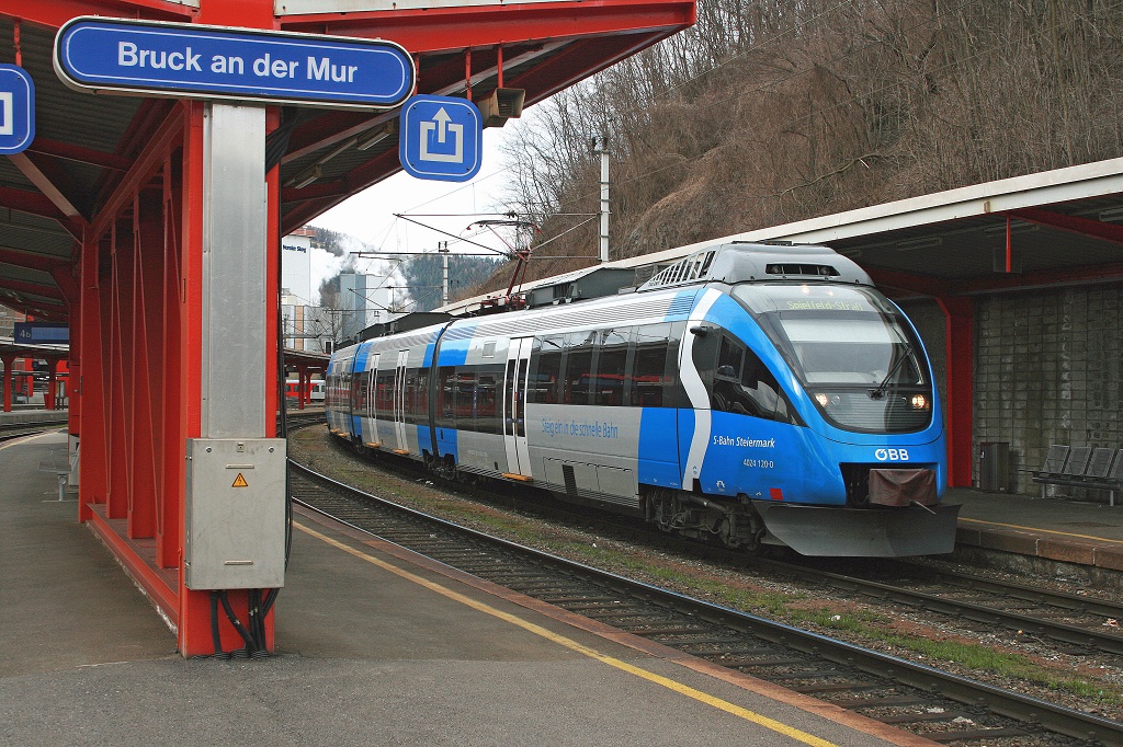 4024 120 steht am 28.03.2009 am Bahnsteig 6 in Bruck/Mur. Als einzige seiner Reihe ist ist der 4024 120 in der Grundfarbe blau gehalten und wirbt so fr den Verkehrsverbund Steiermark.