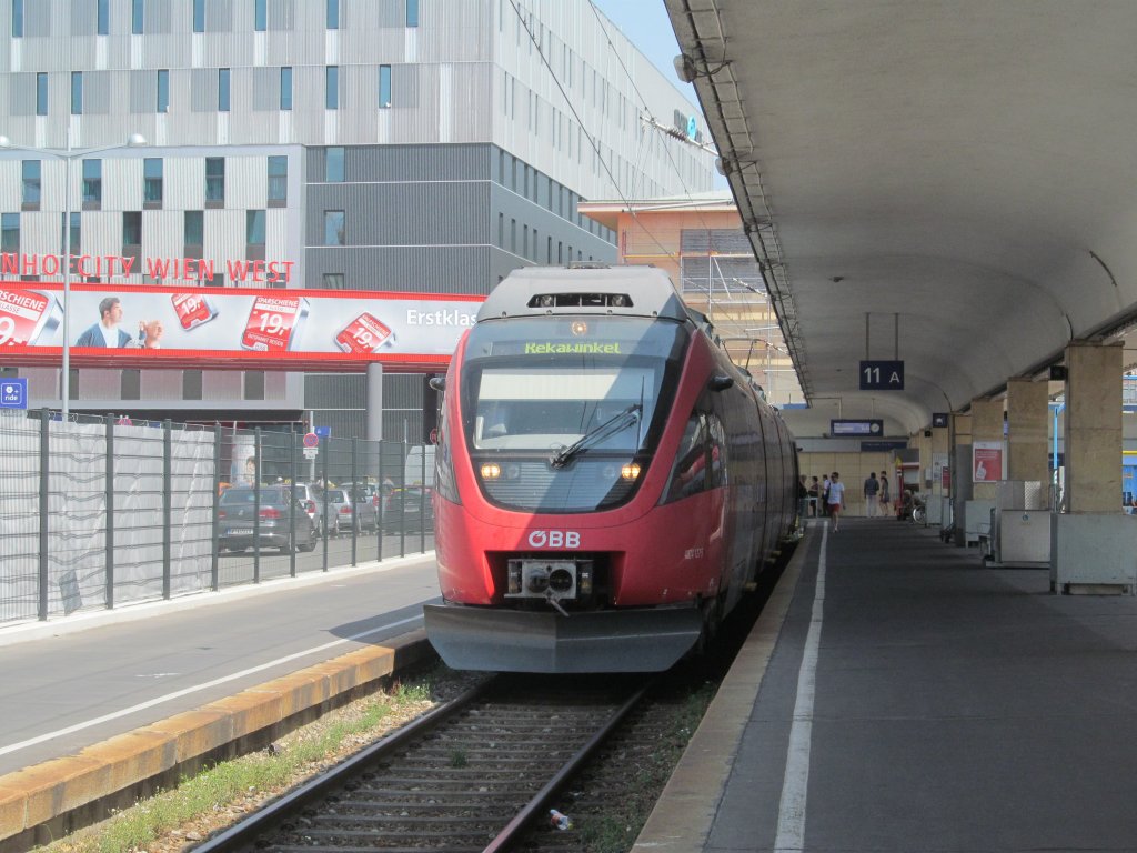 4024 127-5 steht am 06. August 2013 zur Fahrt nach Rekawinkel im Wiener Westbahnhof.