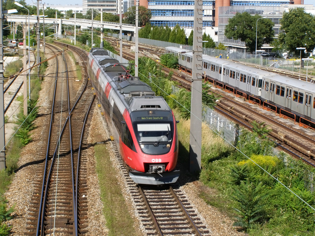 4024-135 fhrt in den Bahnhof Wien-Spittelau ein - 11.08.2011
