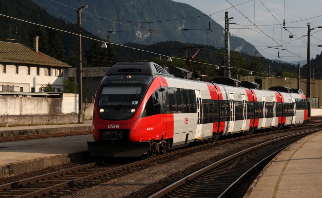 4024 135 rangiert vom Nebengleis auf Gleis 1....