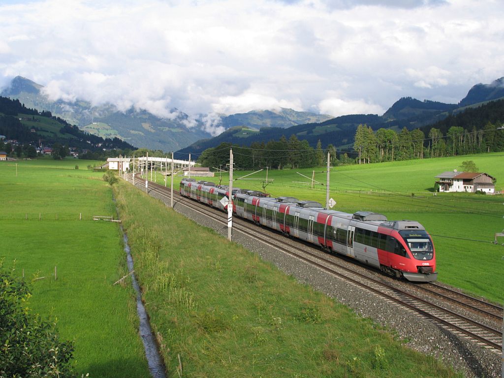 4024 und 4024 056-3 mit REX 5347 Innsbrck Hauptbahnhof-Hochfilzen bei Schleicherbach am 16-8-2010.