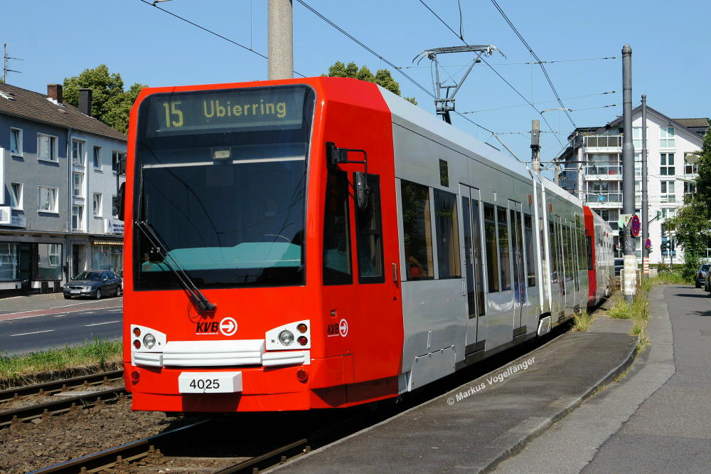 4025 hat eine Neulackierung in die aktuellen KVB-Farben erhalten. Hier zu sehen auf der Wilhelm-Sollmann-Strae am 18.07.2013.