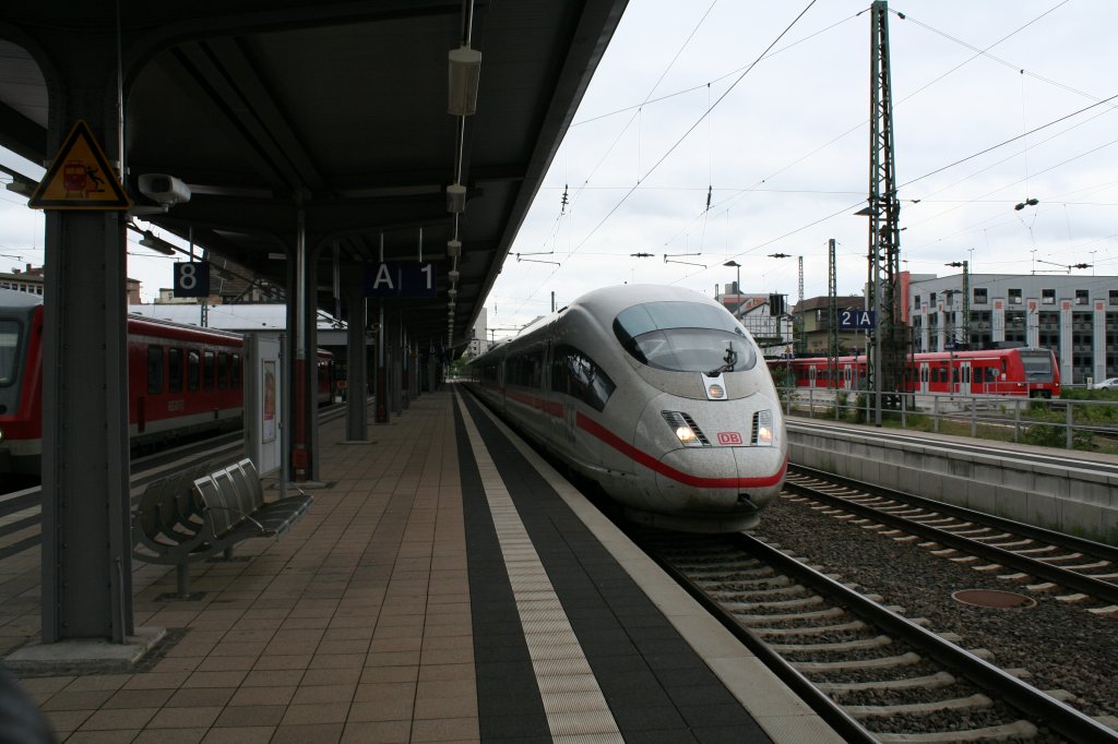 403 004-5 am Mittag des 22.05.13 bei der Durchfahrt durch den Hauptbahnhof Worms.
Kurrios bei der Sache:
Der Zug muss wohl statt ber die SFS, ber die Rheintalstrecke geleitet worden sein. Der Grund ist mir nicht bekannt.
Das wohl grte Fragezeichen bei dem Bild aber, ist der TK selbst. Die Restlichen sieben Wagen gehren nmlich zur  Solngen -Garnitur. (403 022/522) Der TK luft wohl schon seit einer ganzen Weile  fremd  mit, da er mittlerweile auch den Namen  Solingen  trgt.