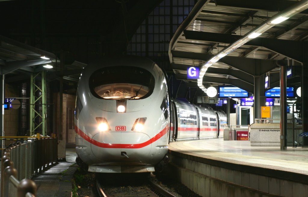 403 011-0  Wiesbaden  als ICE 605 (Dortmund Hbf-Basel Bad Bf) wartet gerade in Karlsruhe Hbf Anschluss ab 11.11.10. Das Foto enstand vom Reisendenzugang der Gleis 101-102