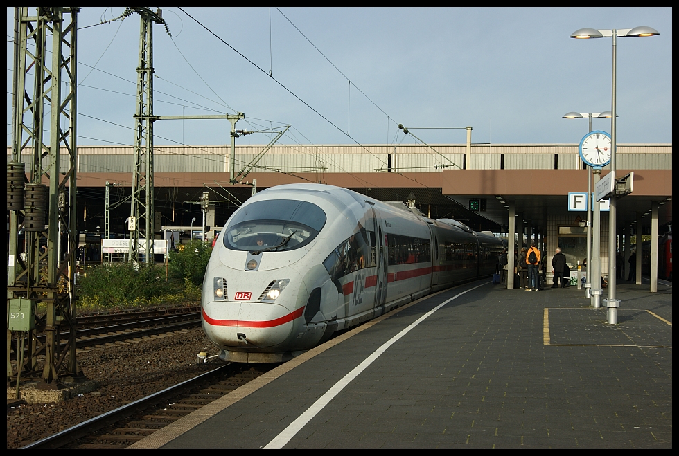 403 012 bei der Abfahrt aus D�sseldorf Hbf