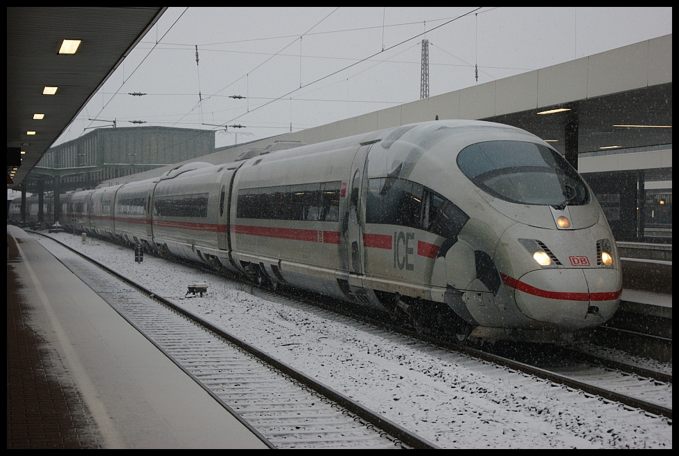 403 012  Montabaur  steht als Lz abfahrbereit im Schneetreiben in Duisburg Hbf am 29.11.2010