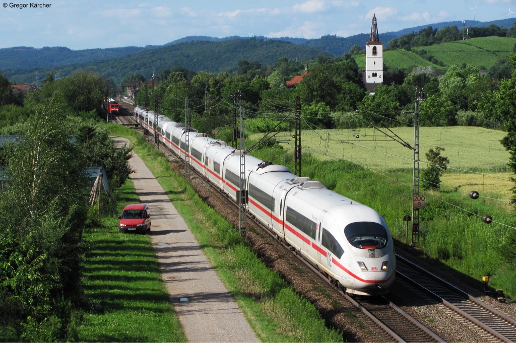 403 013-1  Singen (Hohentwiel)  und 403 011-0  Wiesbaden  als ICE 209 (Dortmund - Basel SBB) berholen bei der Durchfahrt im Bahnhof Denzlingen einen Gterzug. Aufgenommen am 22.06.2012.