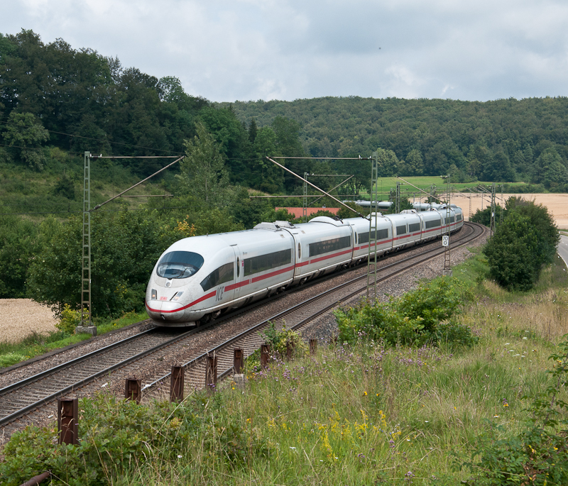403 022-7  Solingen  + 403 019-3  Duisburg  am 28. Juli 2011 als ICE 515 (Hamburg-Altona - M�nchen Hbf) bei Urspring.