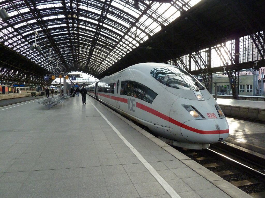 403 025-0 als ICE 600 mit verkrztem Fahrweg am 04.01.13 in seinem Endbahnhof Kln Hbf. Der Zug wird gleich in die Abstellgruppe im Bbf gefahren.