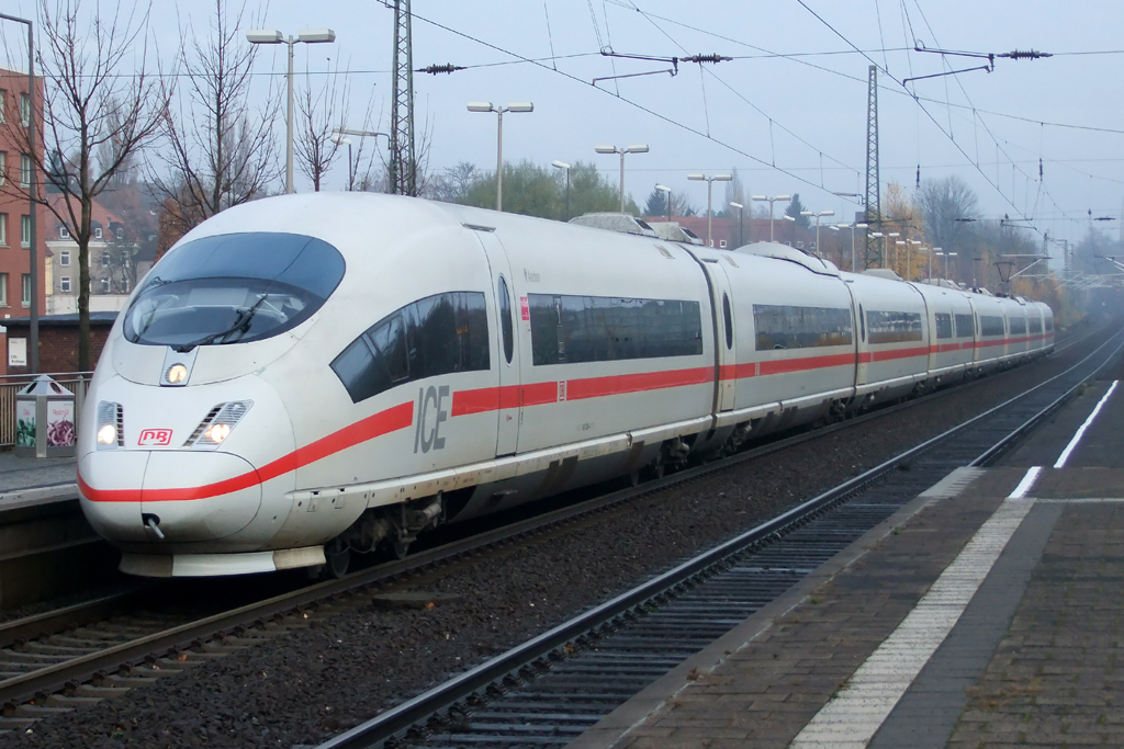 403 028-4 als ICE 825 nach Mnchen bei der Einfahrt in Recklinghausen 24.11.2012
