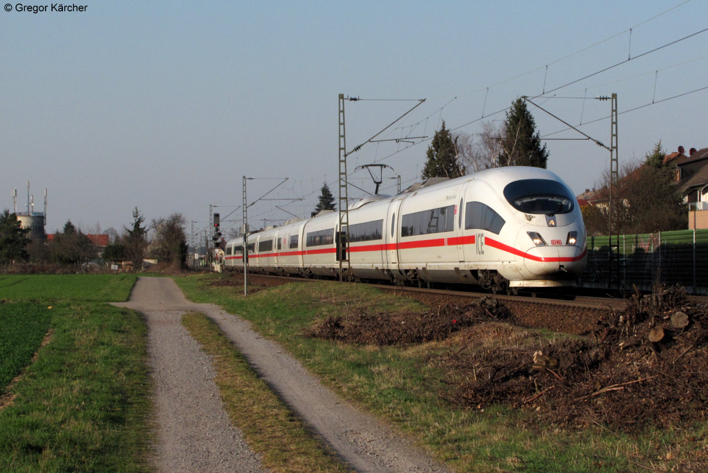 403 033-4  Esslingen am Neckar  als ICE 209 bei Blankenloch. Aufgenommen am 21.03.2012. Interessanterweise hatte der Triebzug den vorderen Stromabnehmer oben.