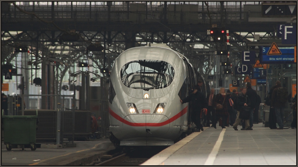 403 033 am 19.02.11 im dunklen K�lner Hbf
