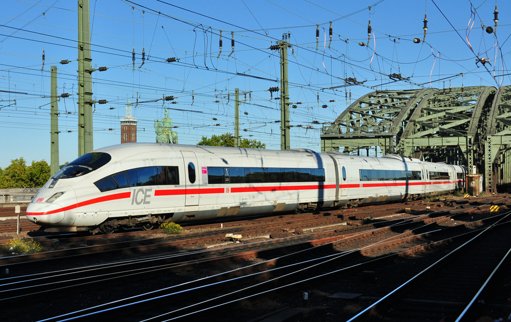403 054-0 von der Hohenzollernbrcke kurz vor Einfahrt Kln-Hbf - 10.10.2010