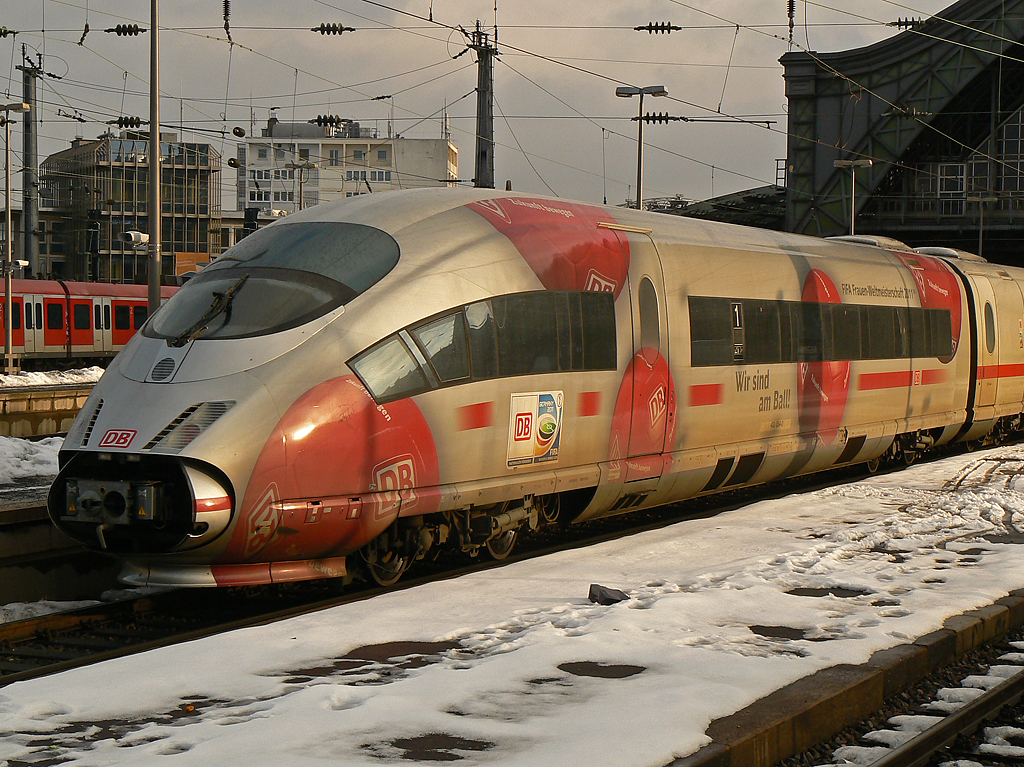 403 054, etwas nher betrachtet, am ICE 209 nach Basel SBB an Gleis 6 in Kln Hbf am 02.01.2011