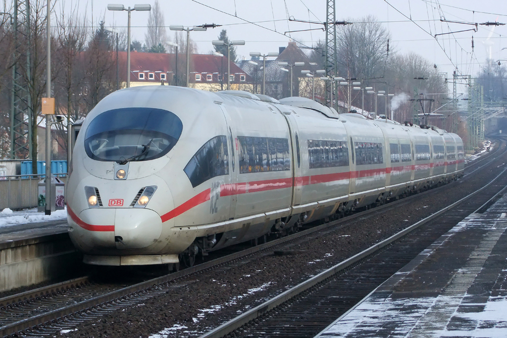 403 056-5 als ICE 825 nach Mnchen bei der Einfahrt in Recklinghausen 9.2.2013