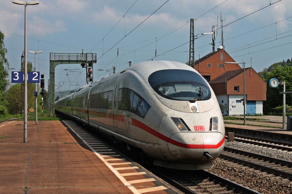 403 056-5 fuhr zusammen mit einer leider unbekannten zweiten Einheit von Dortmund Hbf und Kln Hbf nach Basel. Hier Durchquert die Doppeleinheit den Bahnhof von Denzlingen auf der KBS 703. (05.05.2013)