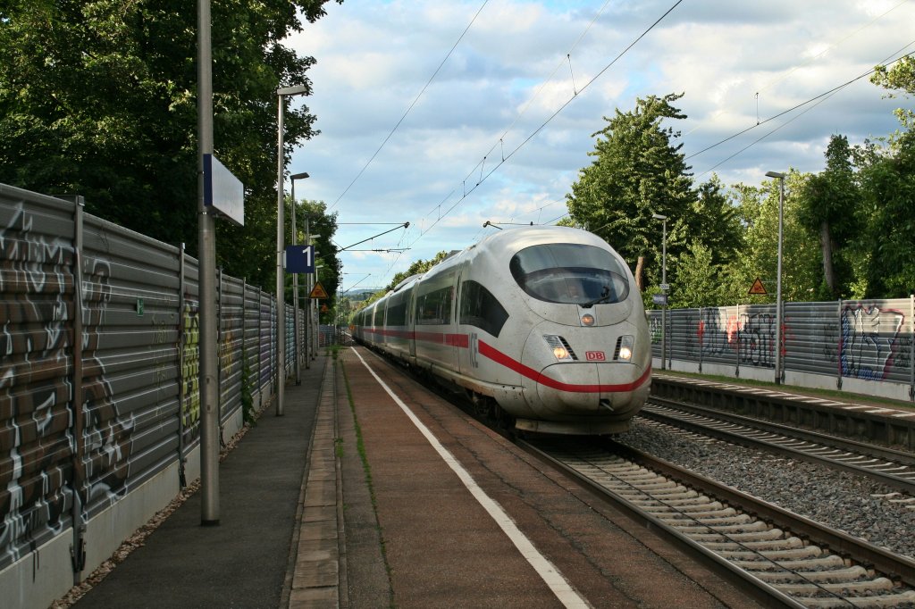 403 513-5 als ICE 201 nach Basel SBB am Abend des 22.06.13 bei der Durchfahrt durch den Stadtbahnhof Freiburg-Herdern.