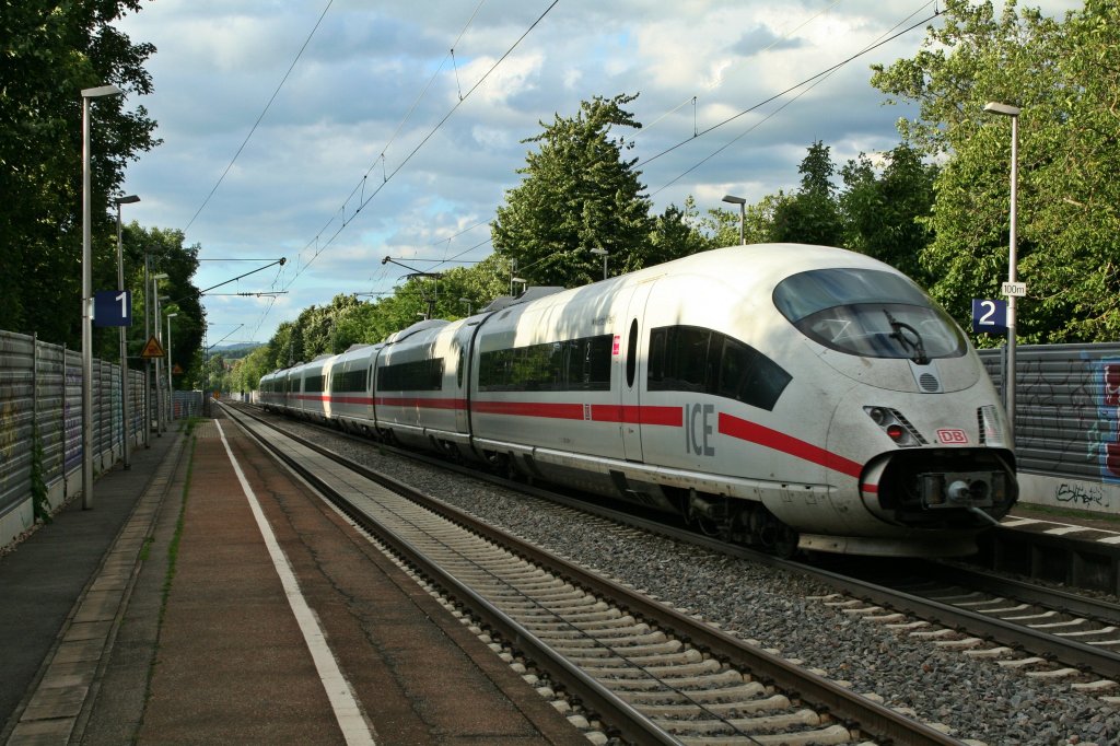 403 518-4 als ICE 100 nach Dortmund am Abend des 22.06.13 bei der Durchfahrt des Freiburger Stadtbahnhofs und gleichnamigen Stadtteils Herdern.